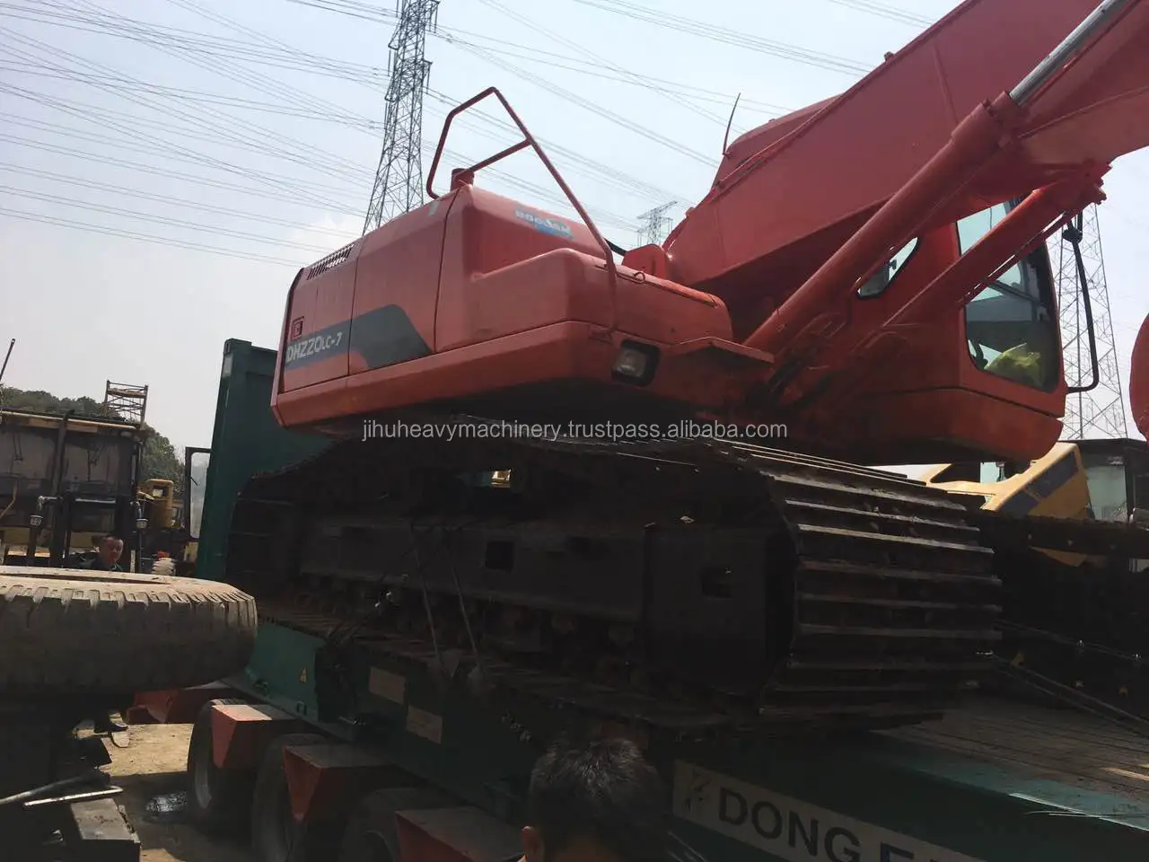 doosan excavator loading5.jpg