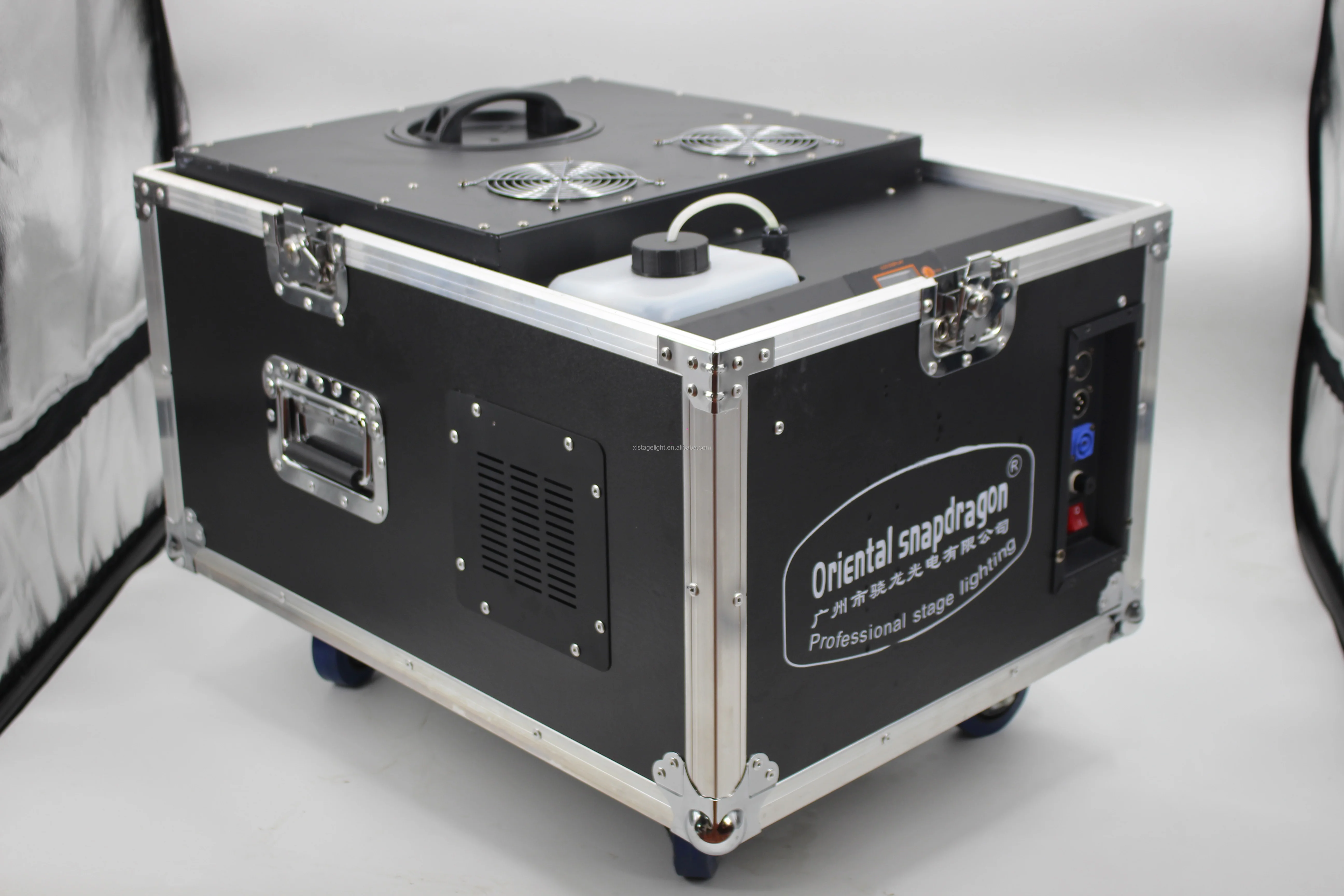 小龙 3000 w 低雾机是新的设计产品, 而不是传统的干冰机和低洼雾机