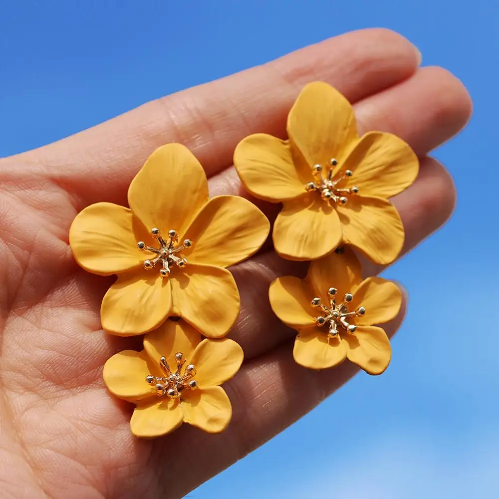 

Artilady Fashion Jewelry Resin Acrylic Earrings Drop Flower Earrings Clip On Dangle Earrings for Women
