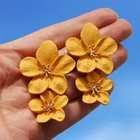 

Artilady Fashion Jewelry Resin Acrylic Earrings Drop Flower Earrings Clip On Dangle Earrings for Women