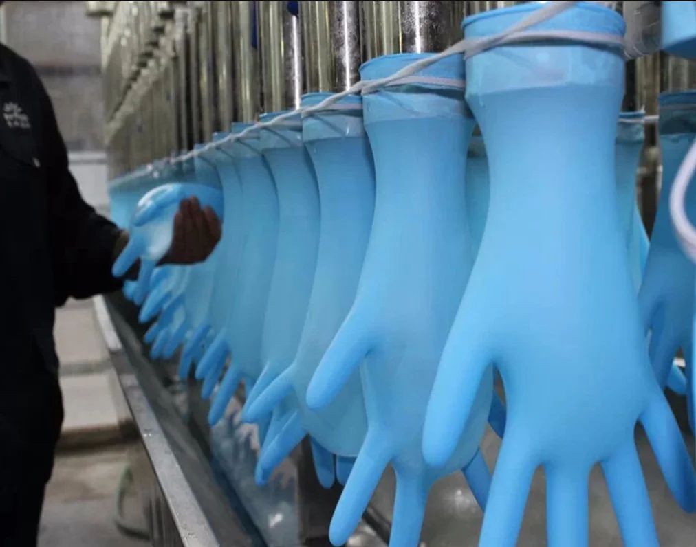 Купить производство перчаток. Производители резиновых перчаток. Завод нитриловых перчаток. Перчатки резиновые для завода. Оборудование для производства резиновых перчаток.