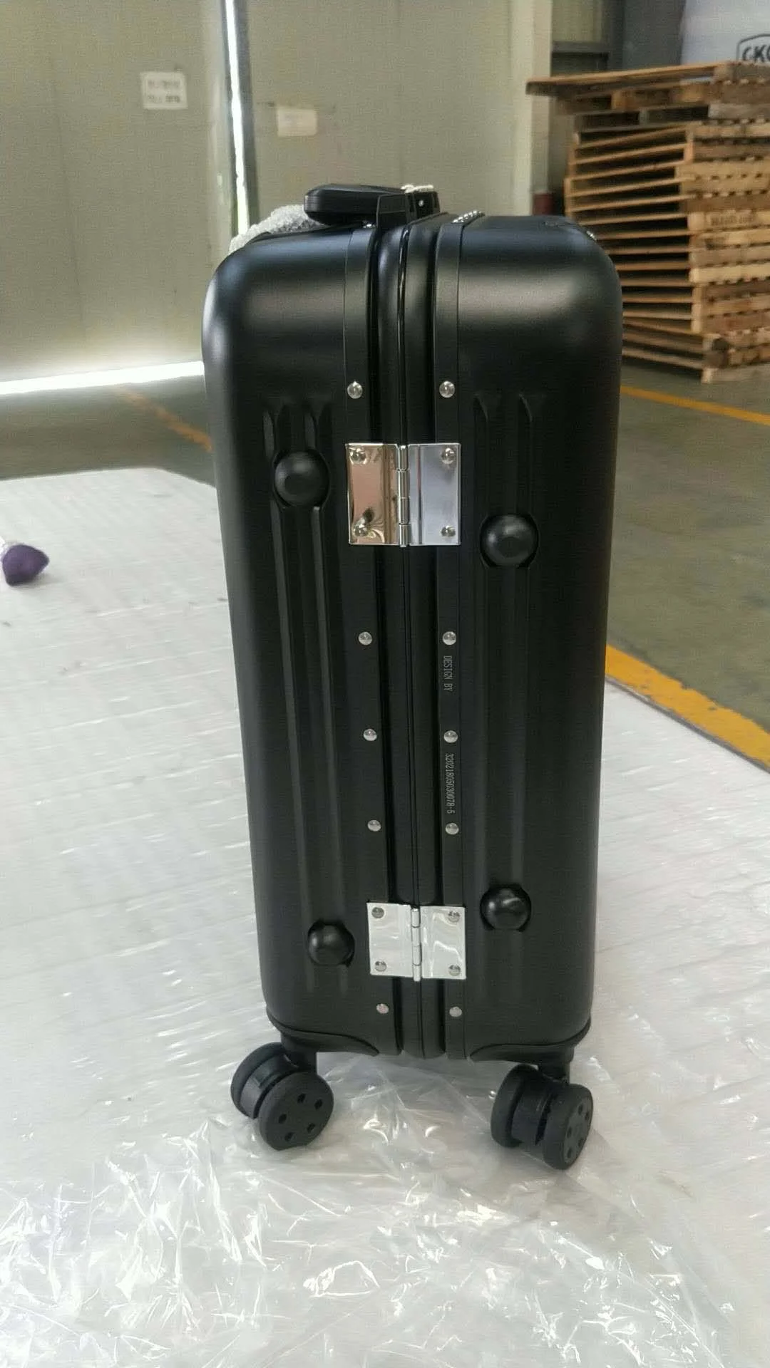 20 inch black aluminum suitcase with high quality factory price