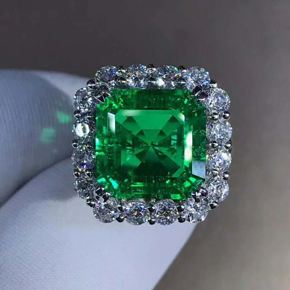 

Women 18K White Gold Moissanite Diamond Emerald Gold Ring