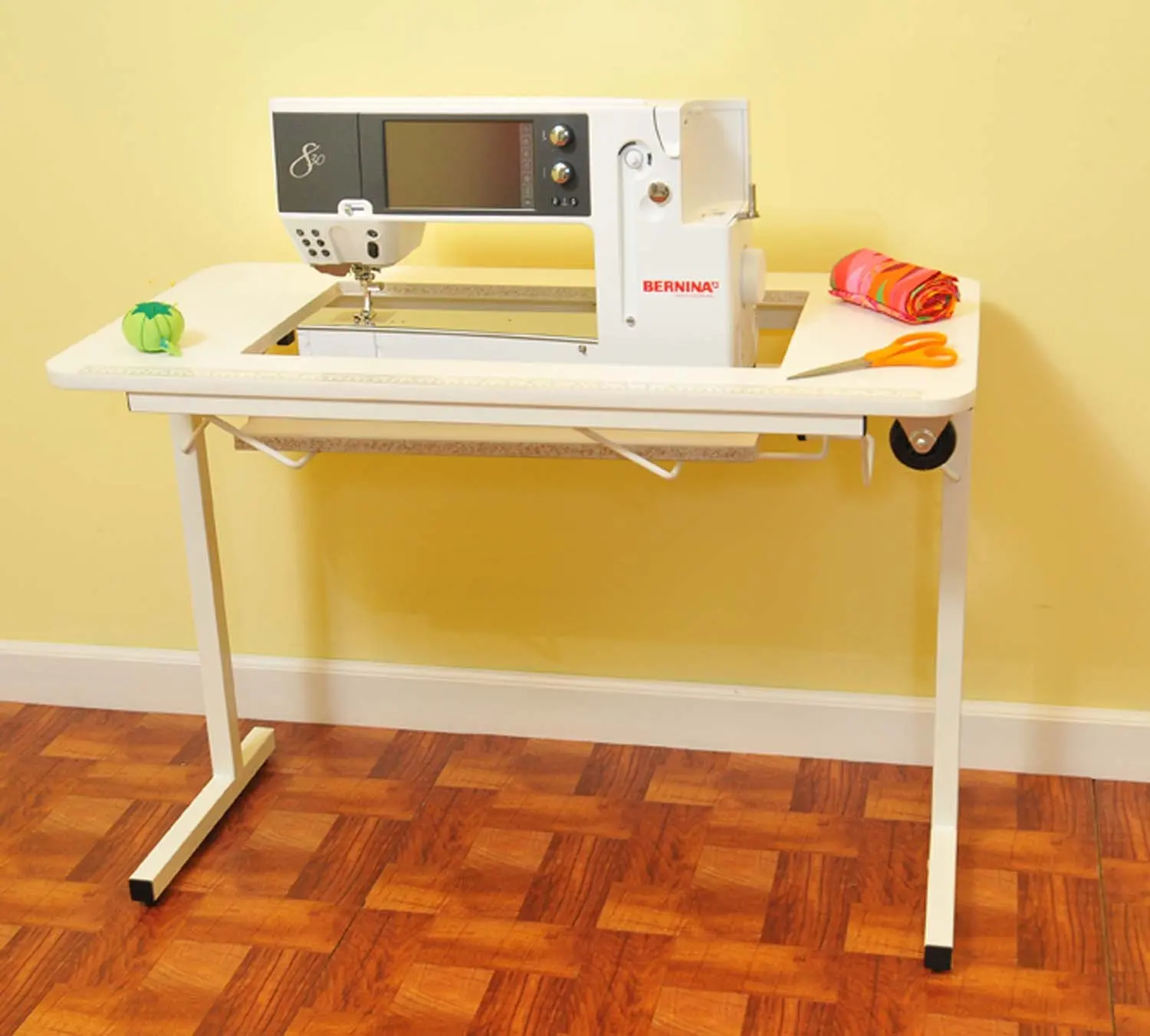 стол для швейной машинки небольшой