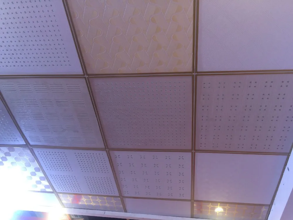 Потолочная плитка пвх. Потолочная плитка пластиковая. Пластиковая плитка для потолка. Плитка для подвесного потолка. Плитка потолочная ламинированная.