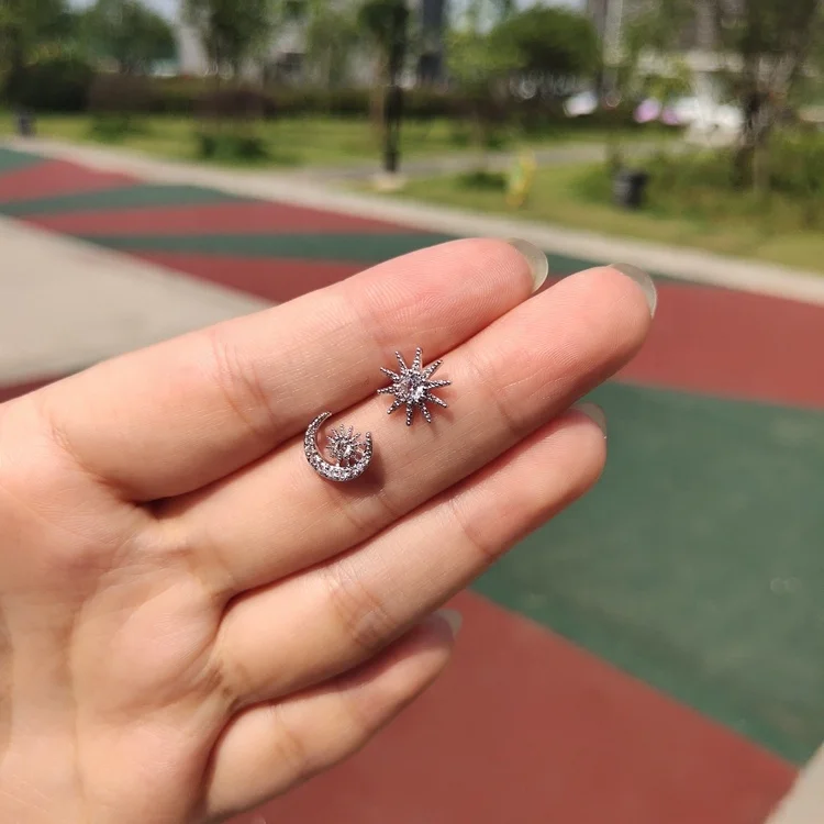 SHE018 Hot sale silver s925 asymmetrical star and moon silver needle stud earrings for girls and women