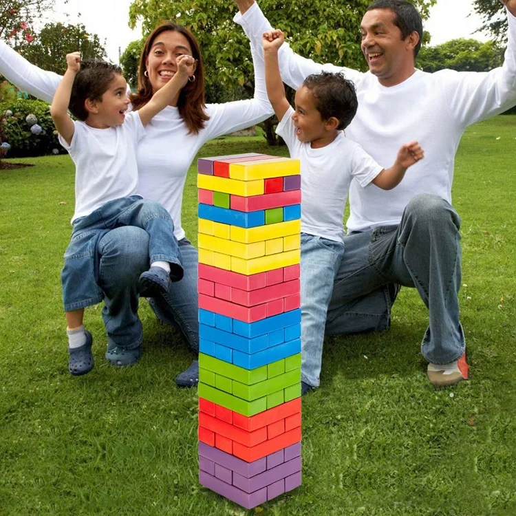 木制的巨型彩色木塔，用于户外游戏的翻滚塔