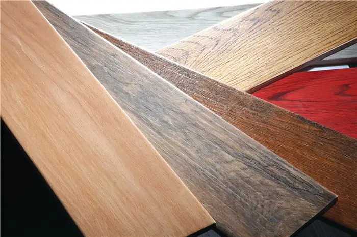 Grano de madera piso de baldosas de cerámica que se ve como la