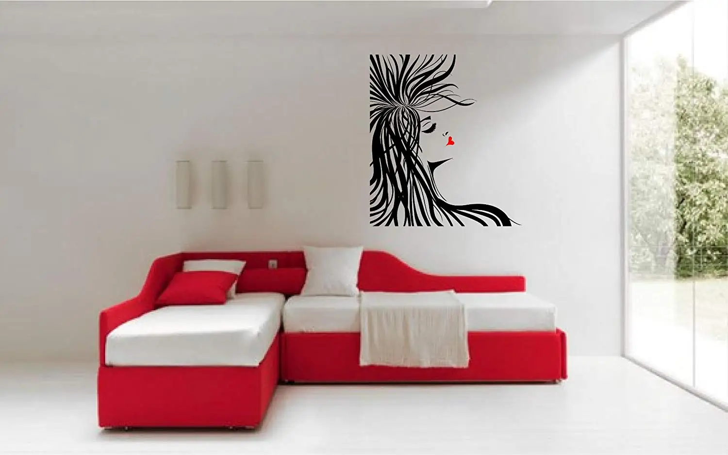 белый диван с красными подушками