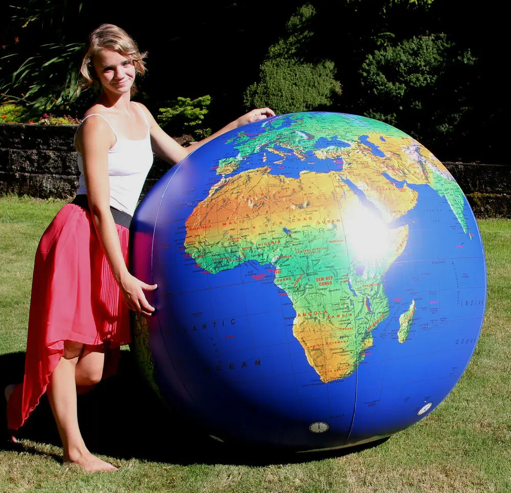 Шар в виде земли. Надувной земной шар. Надувной шар Глобус. Девушка на земном шаре. Шары в виде глобуса.
