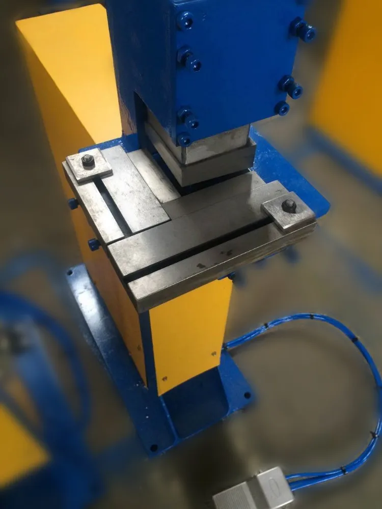 Q-1.5*80 90 degree HVAC pneumatic duct corner v notch cutting machine