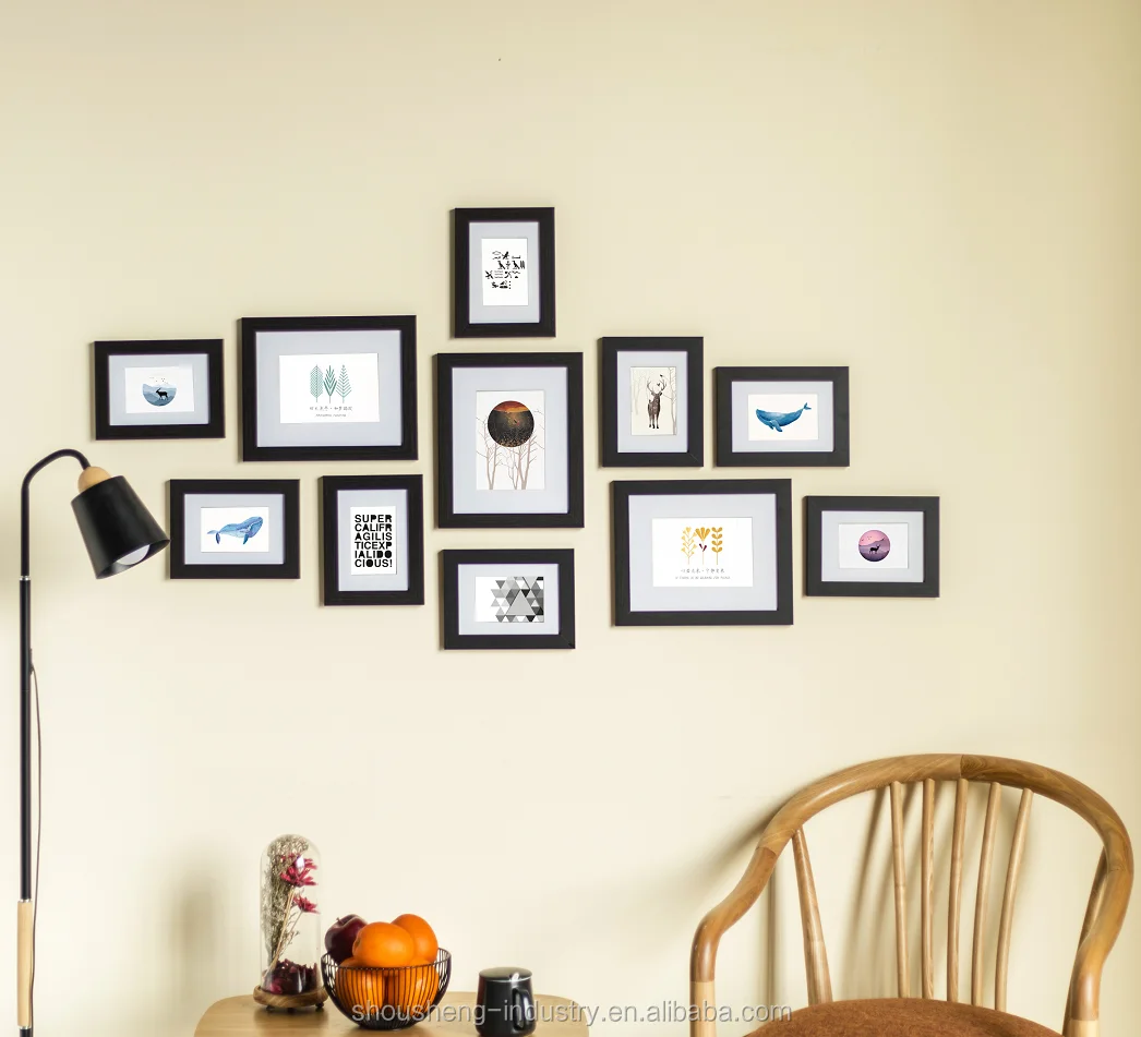 Человек и общество. Много картины висят на стене. Рамка с лесом. Frame dream tnak hotel. Рамка из травы.