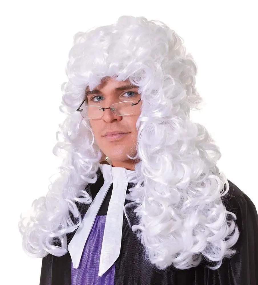Судебные секретари в париках с перьями
