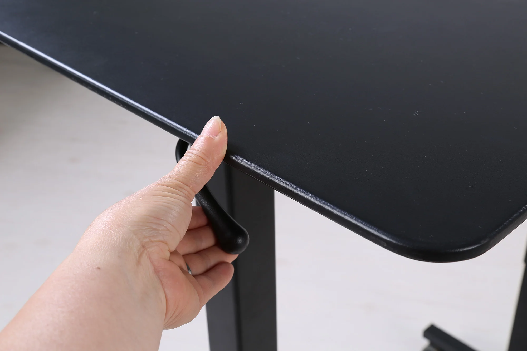 Newest design black flexible adjustable height lifting sit and stand ergonomic desk mobile movable office table with wheels