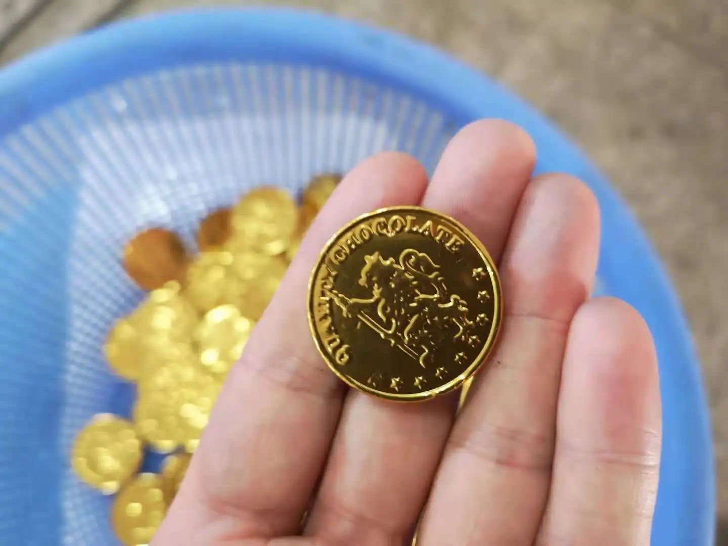 硬币巧克力 (自动送料) sc-200b 的液压覆盖机和滚花机