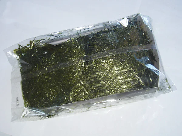 Разрежьте водоросли геншин. Водоросли нори для суши. Листья нори из Китая. Кизами нори. Sushi Nori Gold Roasted Seaweed.