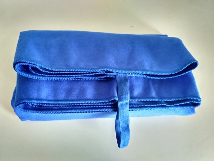 Compact Microfiber Outdoor Camping Beach Travel Towel With Zipper