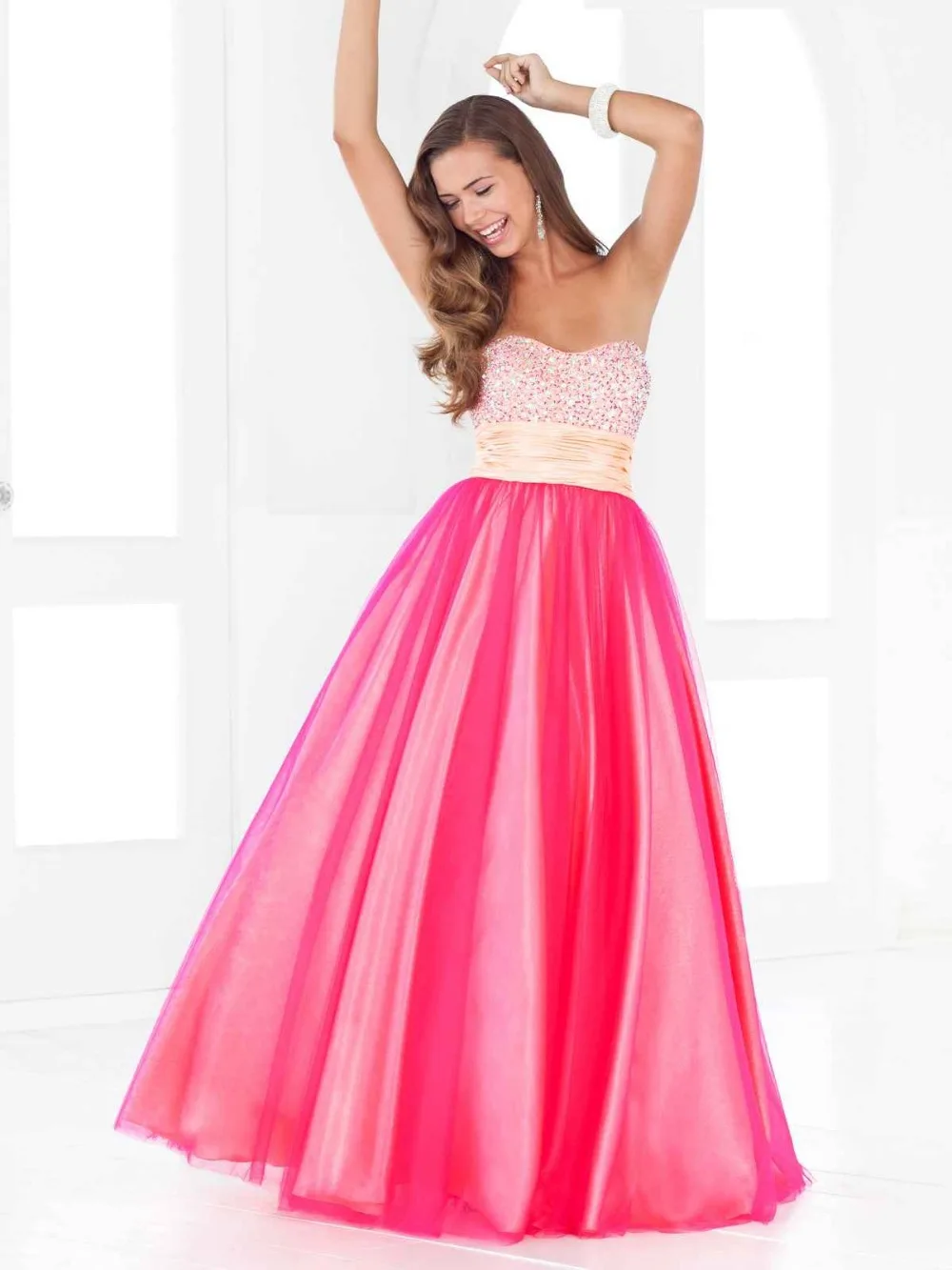 Prom catalog. Вечернее бальное платье на бретельках.