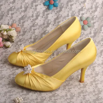 sapatos amarelos de salto