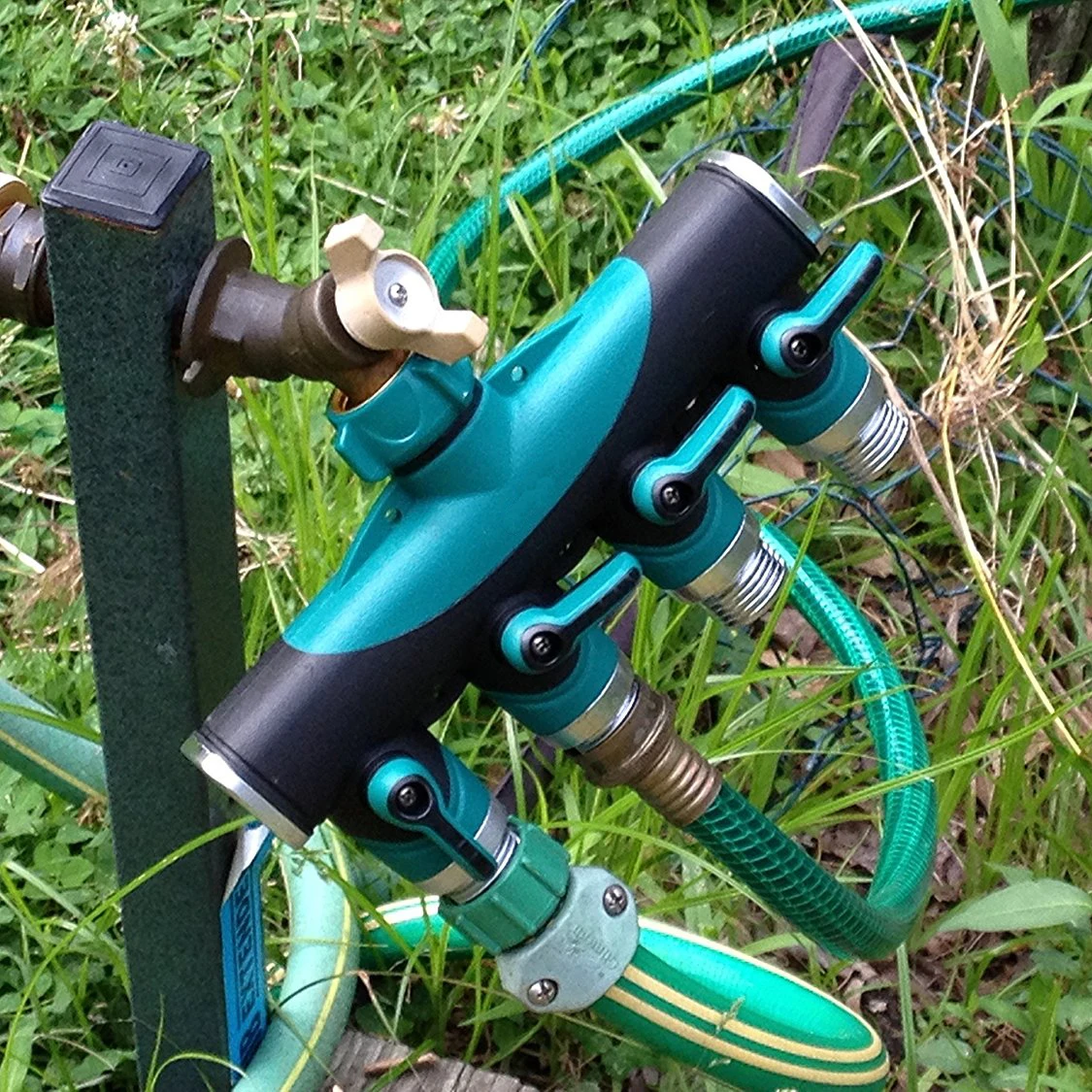 Metal 4-way garden hose splitter with valve