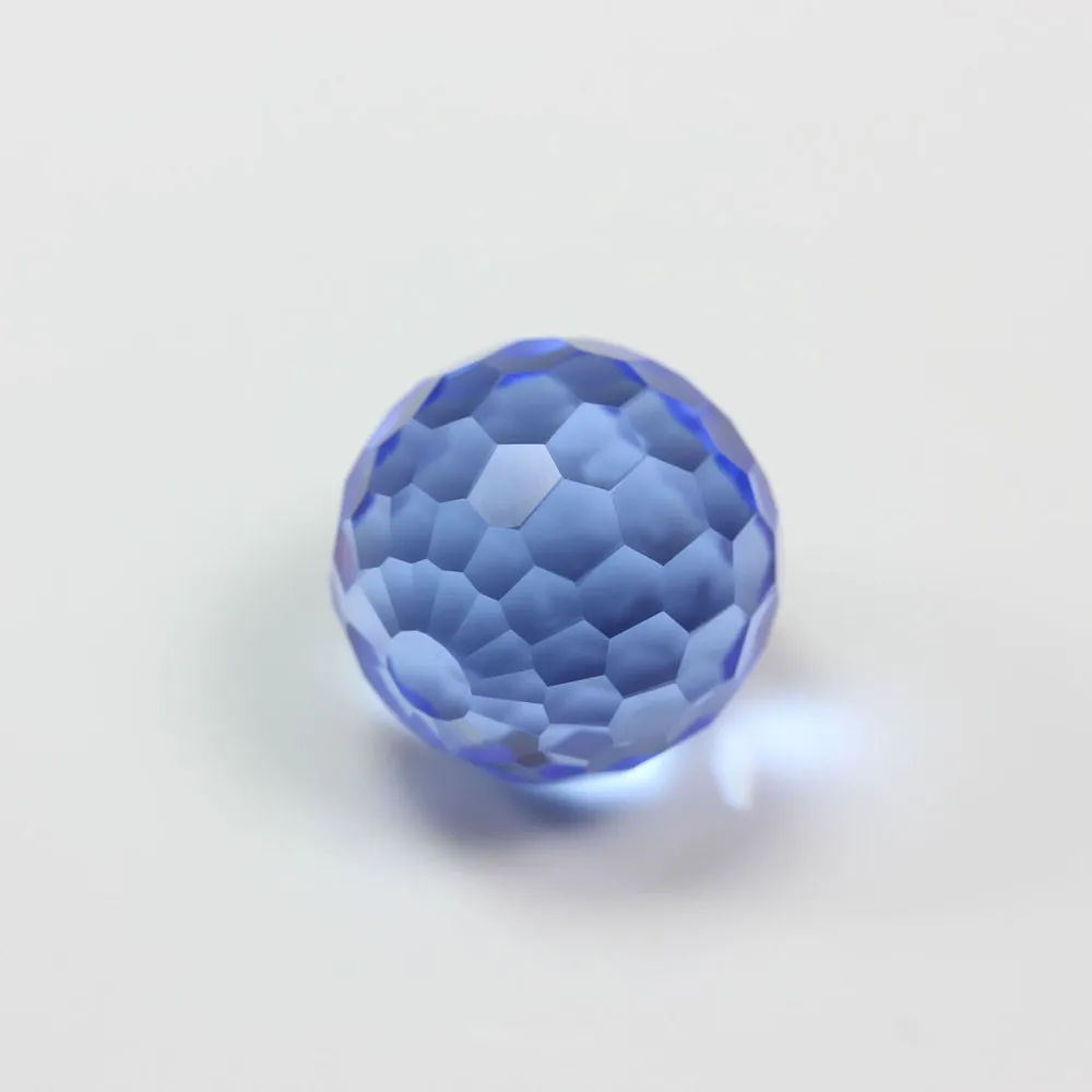 高品质的淡蓝色玻璃宝石松动