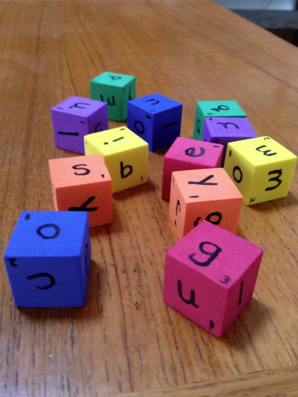 Игры первый кубик. Фигуры из кубиков. Игра кубики одного цвета. Кубики из пенопласта. Из кубиков в жизни.