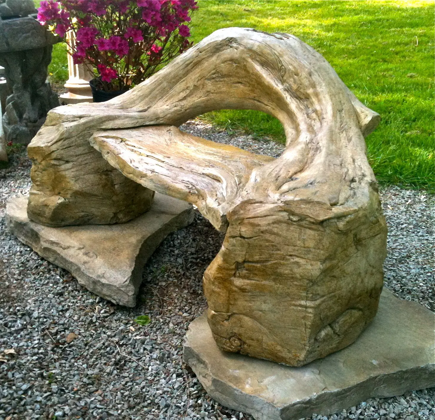 Камни природной формы. Скамья из камня. Малые архитектурные формы из камня. Скамейка из природного камня. Каменные скамейки в саду.