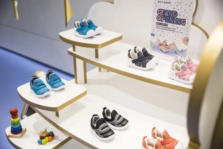 luxury boutique store handbags shop display fixtures