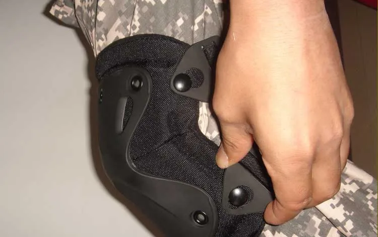 户外cs 游戏设备批发重型专业军事护膝