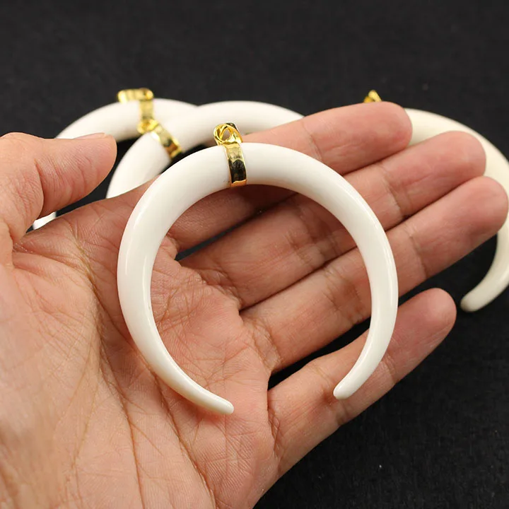 

JF6972 Hight quality White Ivory Double ended crescent shape resin pendant with plated gold bail