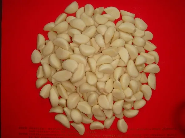 fresh peeled garlic2.jpg