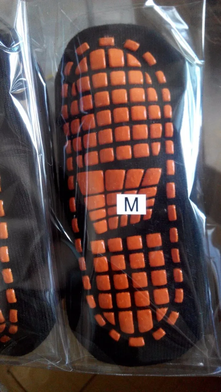 LE.OT.676.01 Custom Child Yoga Sock Manufacturer Kids Trampoline Sock Packing.jpg