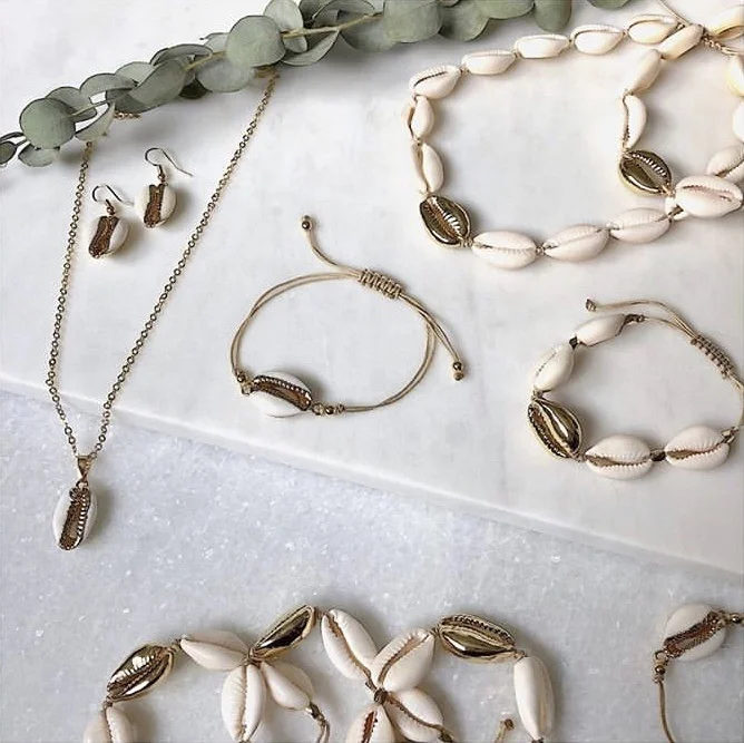 

LS-D868 Wholesale One Full Metallic Shell In Boho Style Sea Side Jewelry White Cowrie Shell Bracelet, Customized color