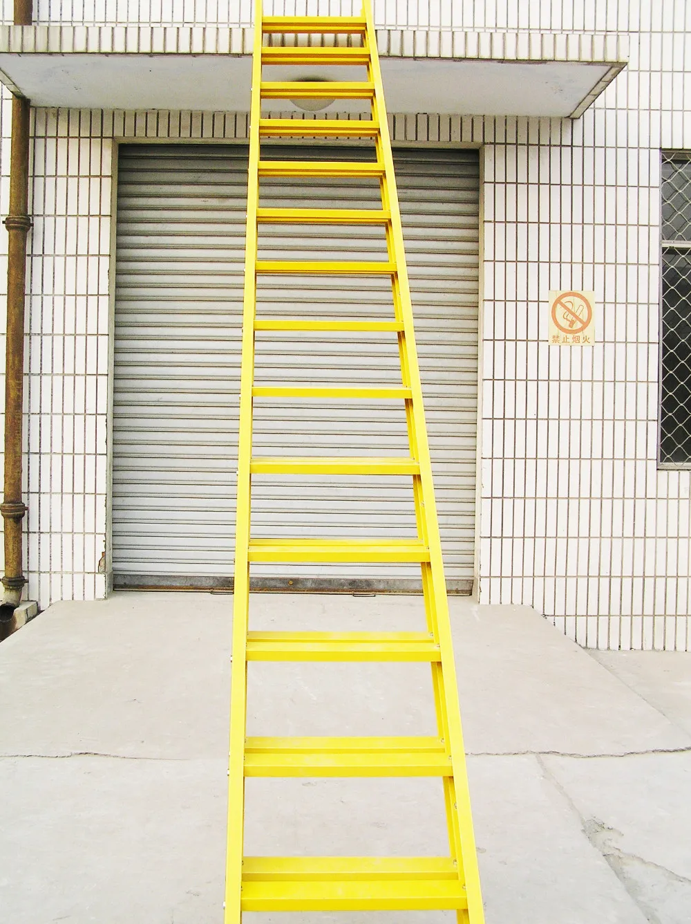 Спасательная лестница купить. Лестница навесная спасательная. Лестница спасательная металлическая. Стремянка Индустриальная. Шаговая лестница.
