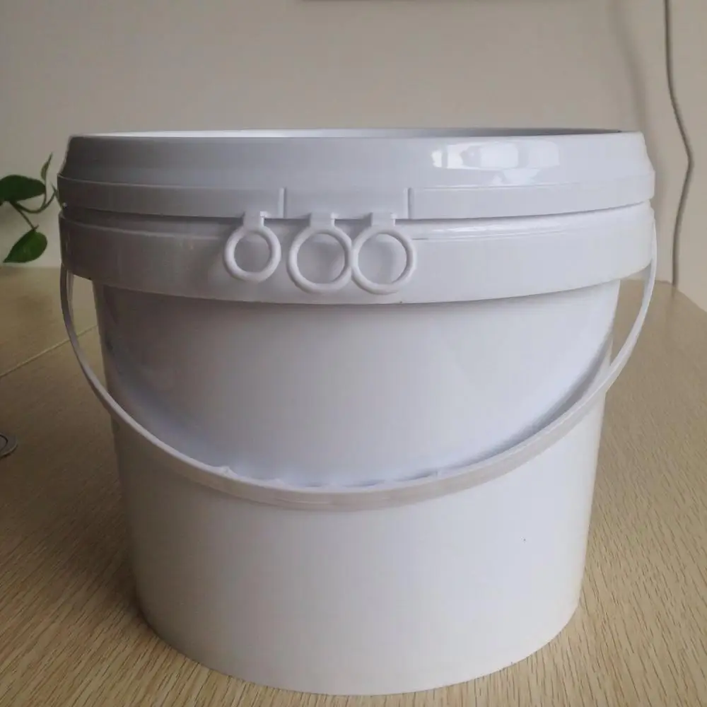 round plastic buckets