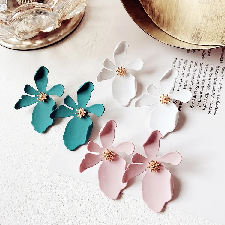 

Shihan Korea version marguerite flower petals earrings female personality exaggerated earrings