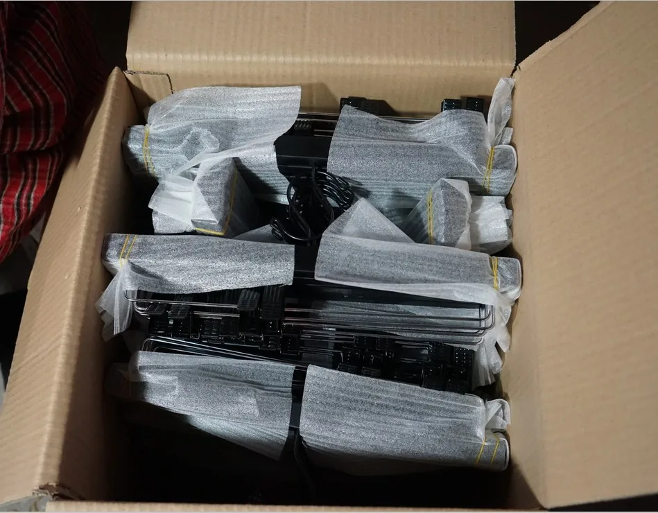 古色古香的木制衣架与剪辑