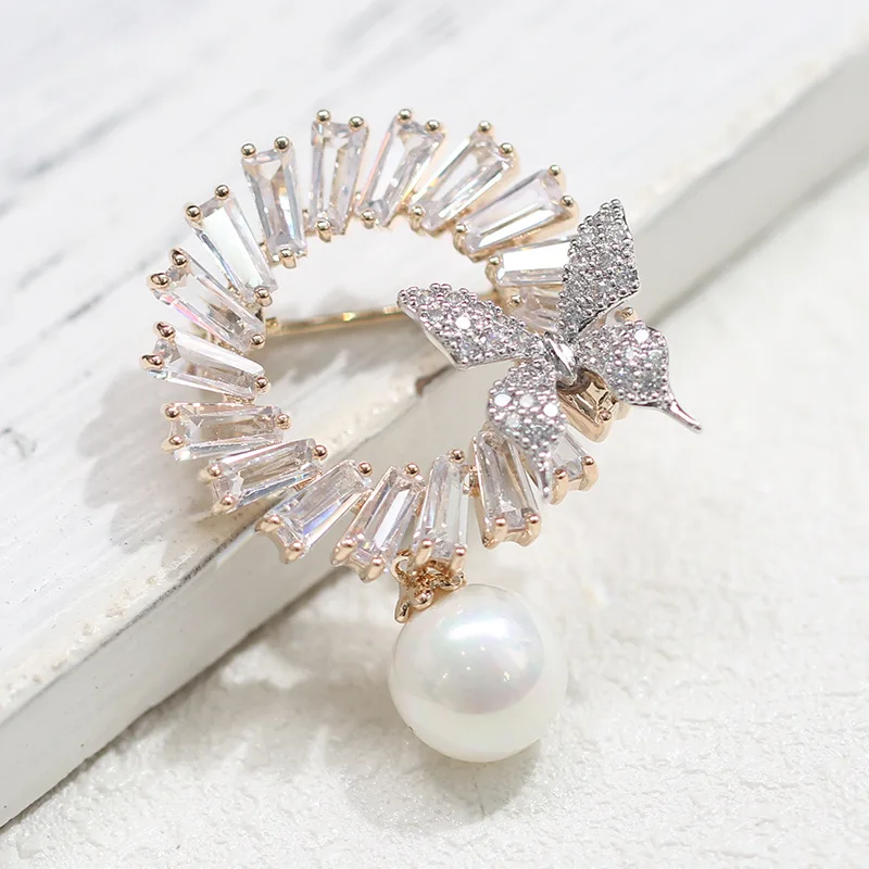 

Elegant Women Zircon Round Copper Brooch With Butterfly Pearl pendant, Gold/silver