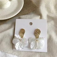 

New Arrival Korean Shell Crack Holiday Wind White Petal Flower Earrings Personality Cute Sweet Irregular Earrings