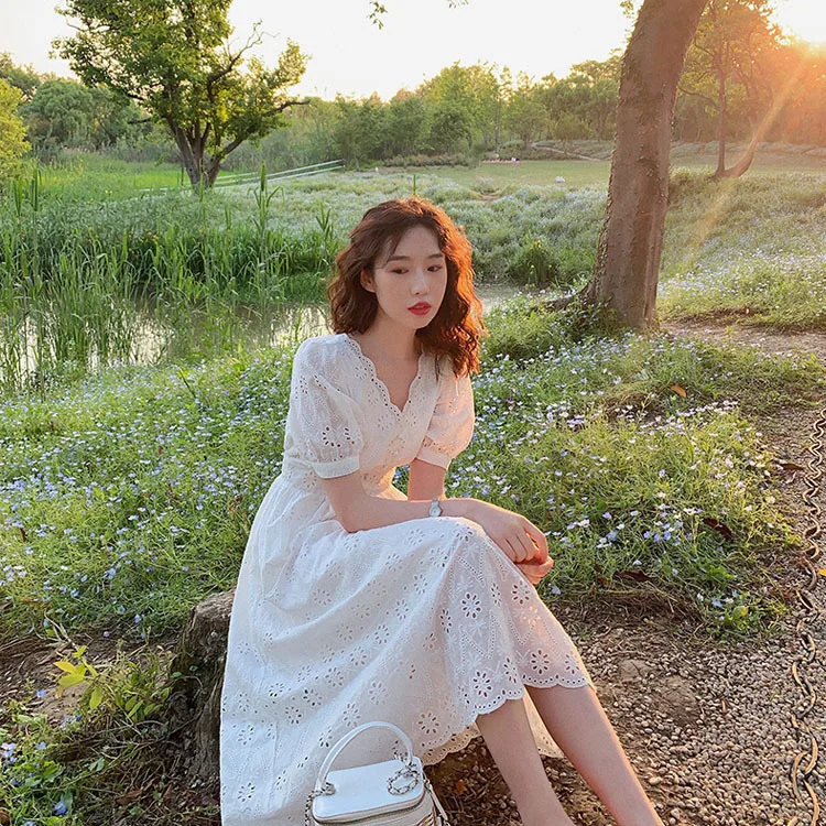 

First love white moon French fairy temperament with slim waist V-neck white bubble sleeve dress summer