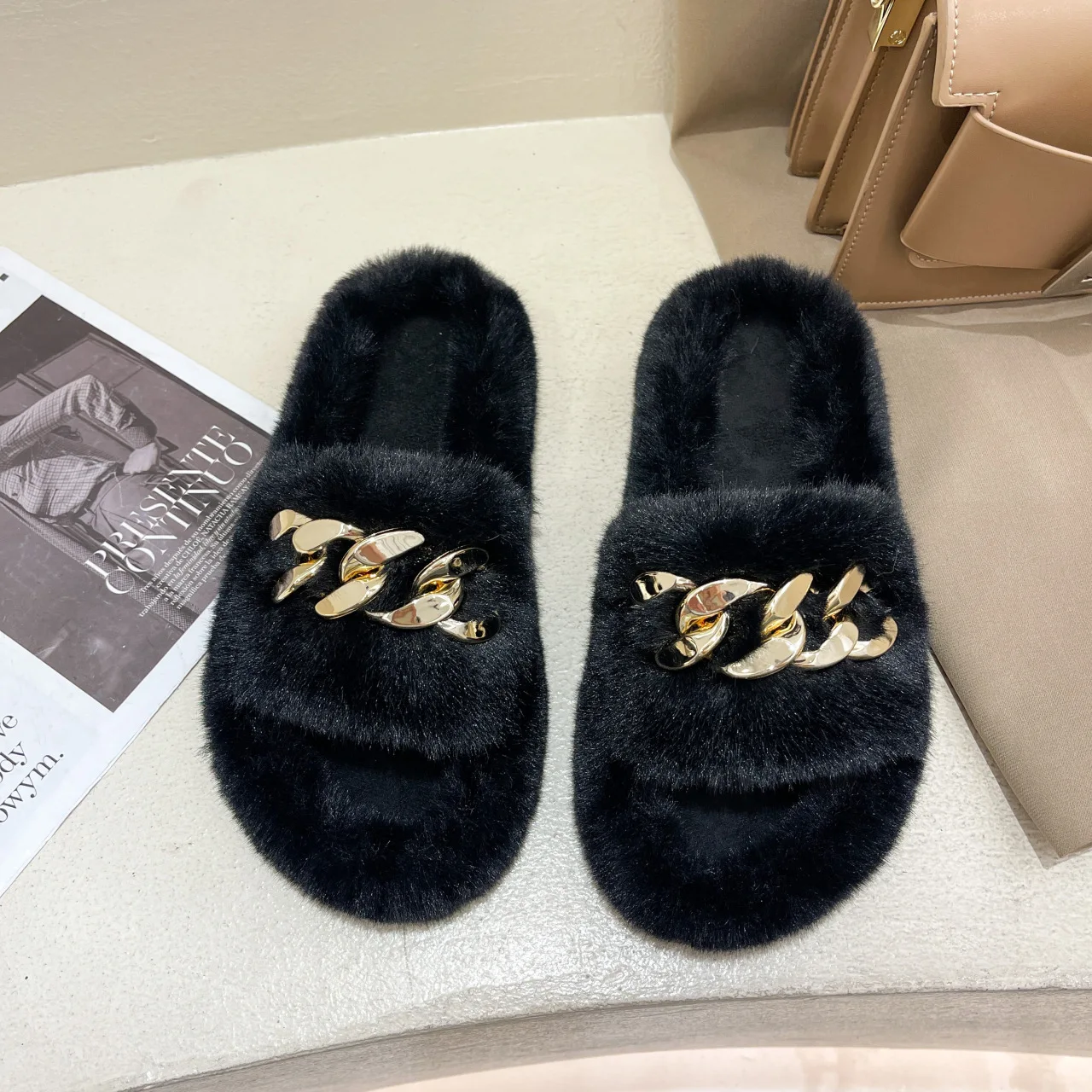 

Wholesale Winter Warm Plush Slippers Fluffy Chain Fur Slides For Women Ladies