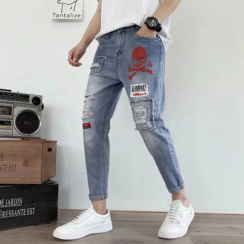 

Ripped nine-minute jeans are fashionable for men with slim-fit feet
