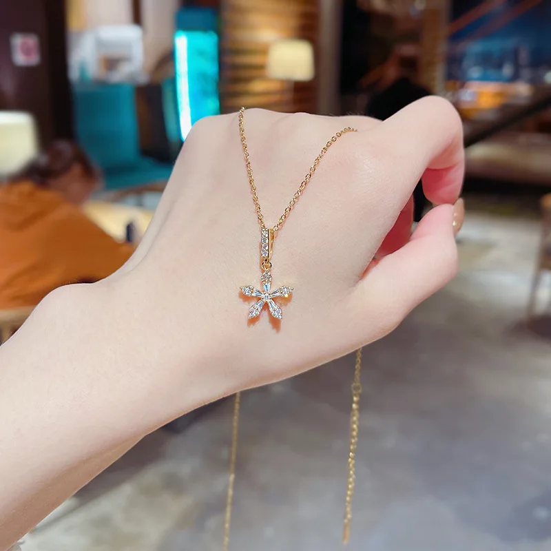 

Fashion Jewelry Micro Set Diamond Flower Necklace Gold Plated Stainless Steel Sparkling Zircon Flower Pendant Necklace
