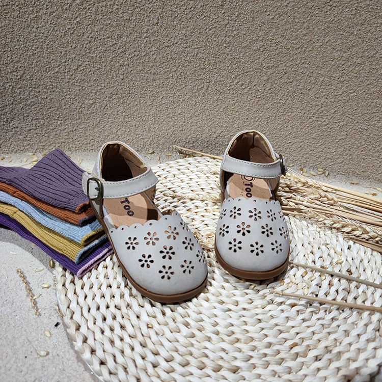 

Comfortable flat princess shoes for children with soft soles for girls