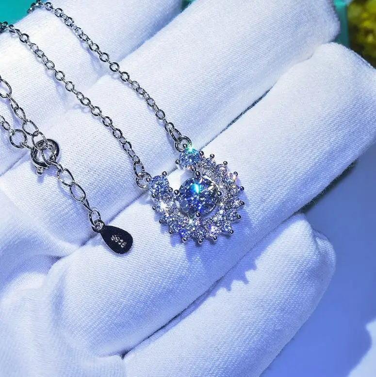

New 2 Carat Mossang Diamond Horseshoe Necklace Micro-inlaid Zircon Pendant Plated Jewelry