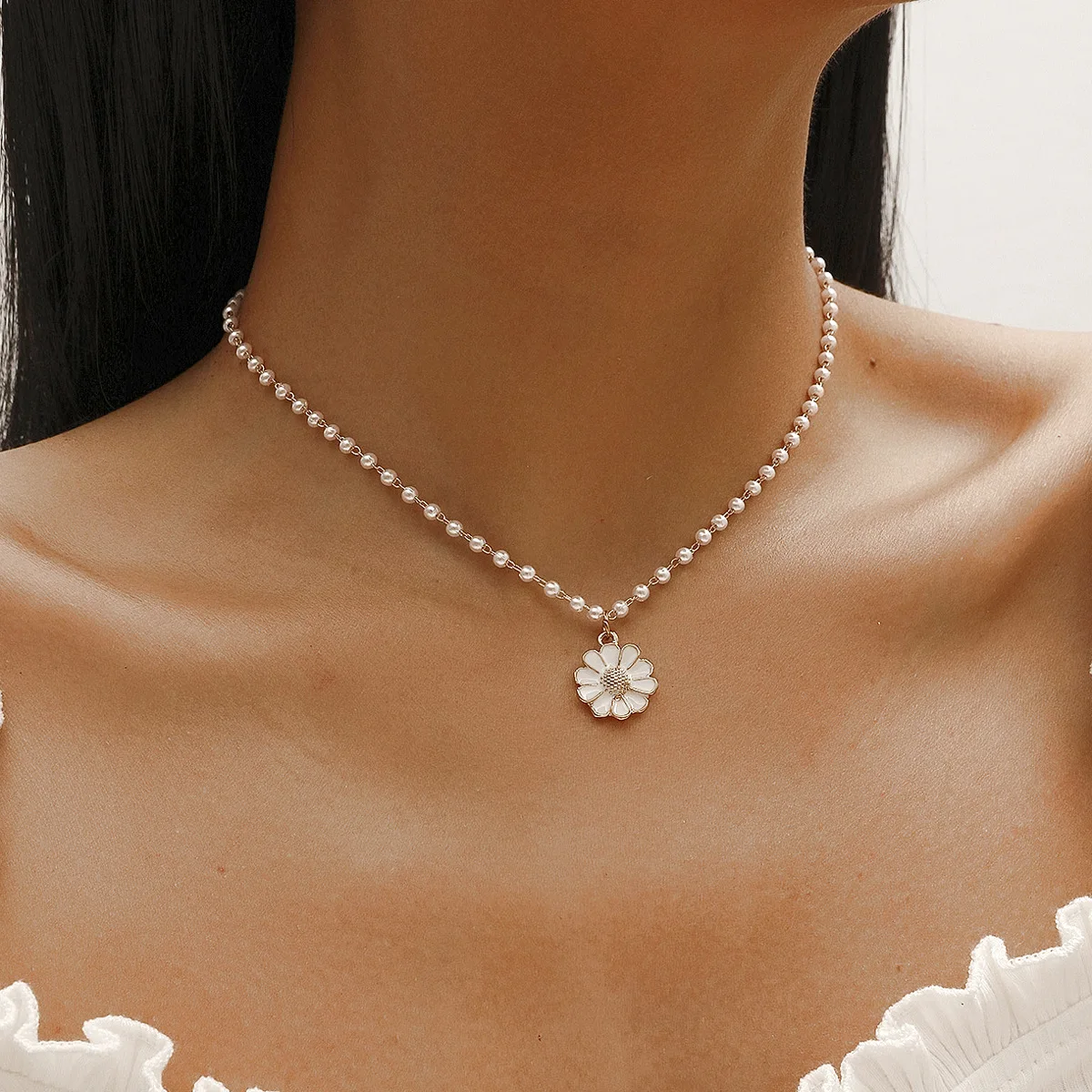 

Fashion Delicate Design White Pearl Flower Choker Necklaces Pearl Beads Daisy Pendant Necklace For Girls