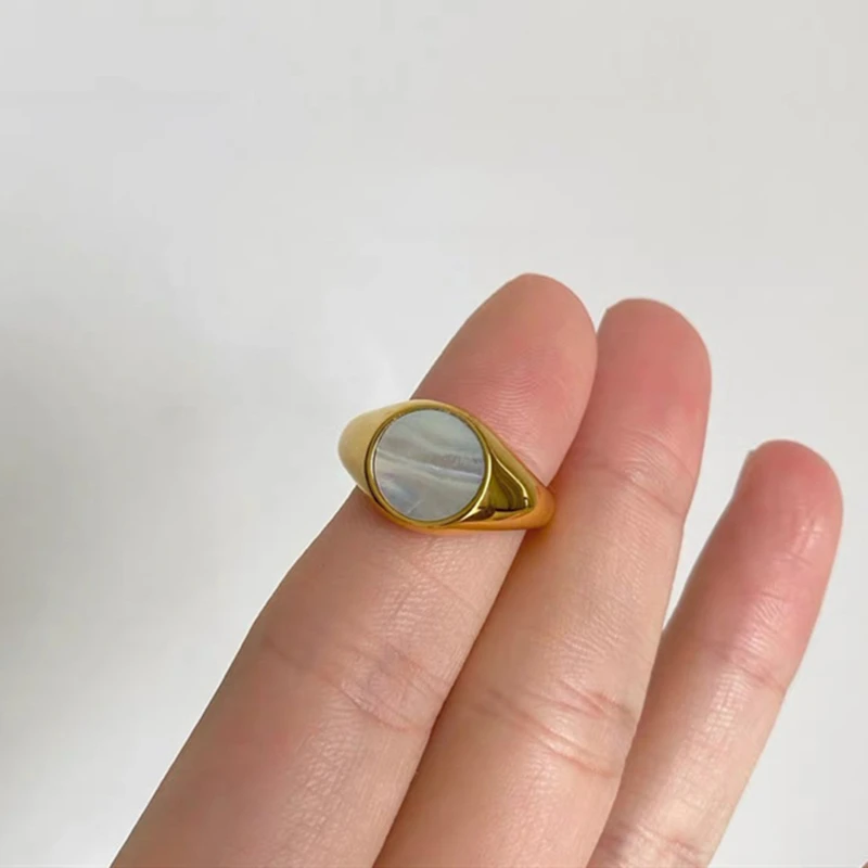 

Wholesale Custom 18K Gold Plated Stainless Steel Signet Round Shell Rings for Women