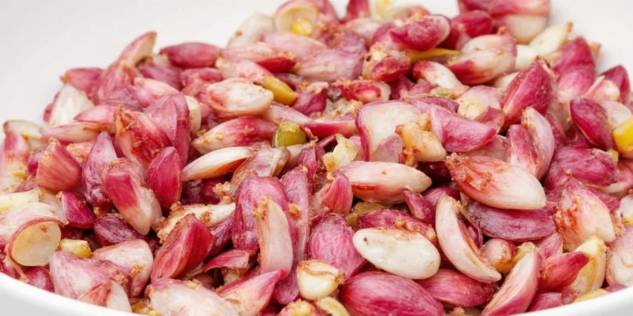 Side by side comparison of onion and shallot