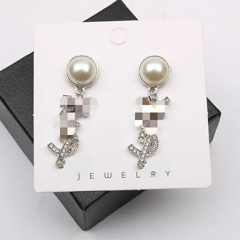 

Korean version of the new east gate joker full diamond letter earrings super fairy fashion trend silver needle earrings