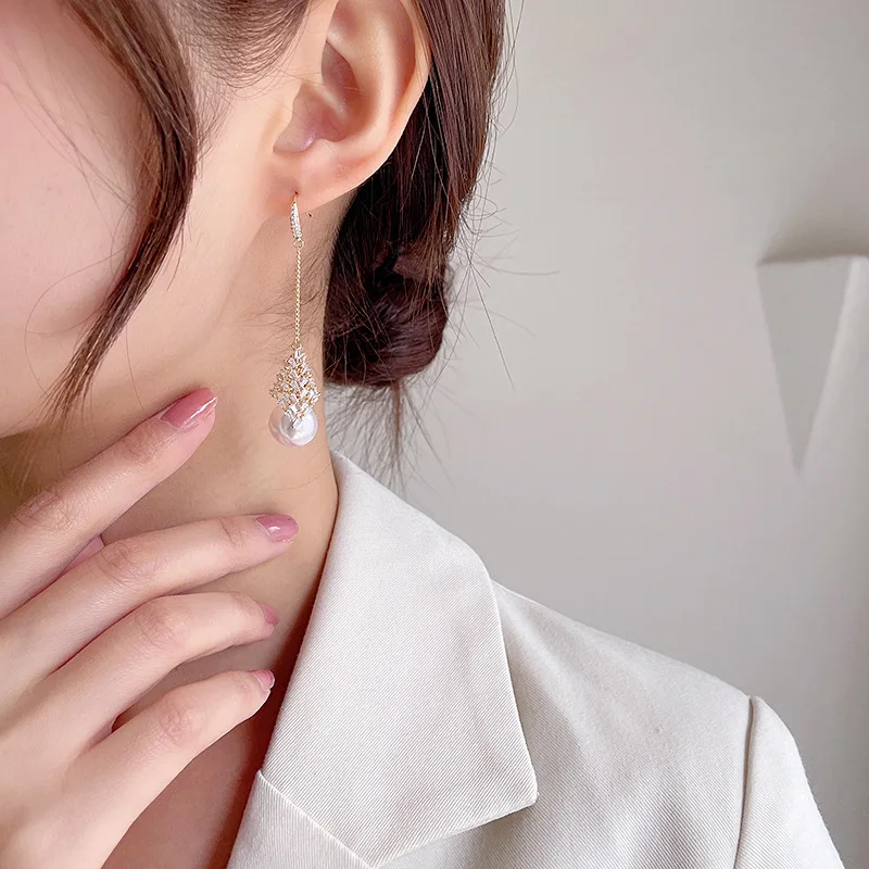 

Factory wholesale temperament earrings are thin and long, simple Zircon Earrings, geometric pearl earrings